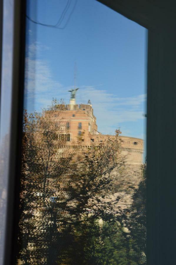 Una Finestra Su Castel Sant'Angelo Rome Bagian luar foto